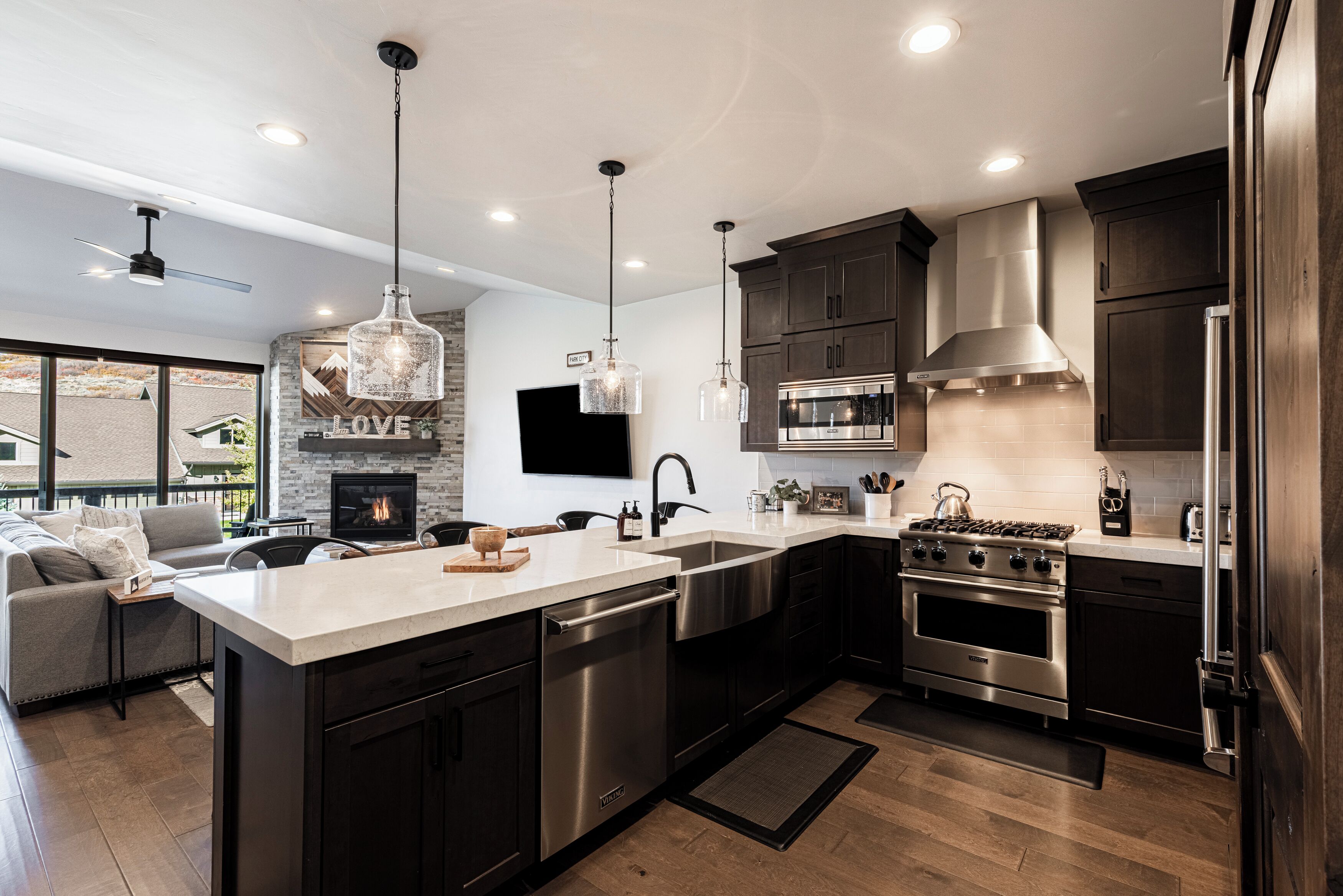 冷蔵庫、電子レンジ、オーブン、コンロ