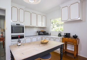 Micro-ondes, plaque de cuisson, lave-vaisselle