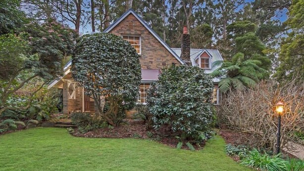 A stone house with a well-maintained garden, including a lawn and various shrubs. - Cartref - Cartref - Home away from Home (Mount Dandenong)