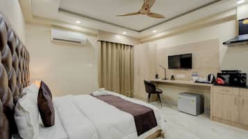 Economy Apartment, Balcony | Desk, laptop workspace, iron/ironing board, bed sheets