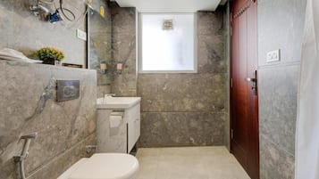 Superior Apartment, Balcony, City View | Bathroom | Shower, slippers, towels, shampoo