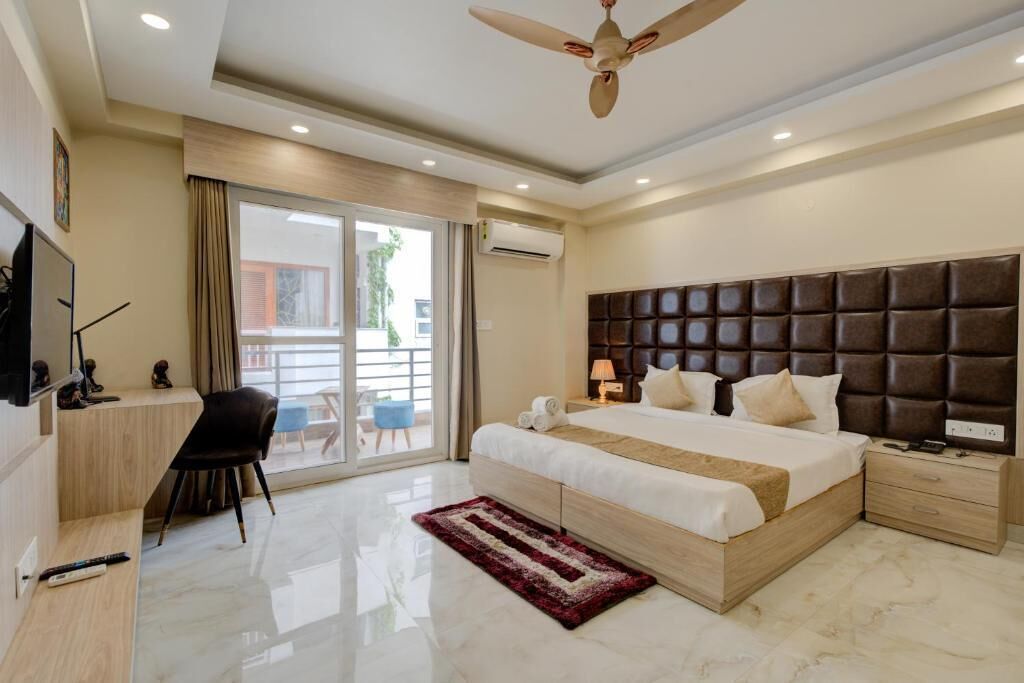 Superior Apartment, Balcony, City View | Desk, laptop workspace, iron/ironing board, bed sheets