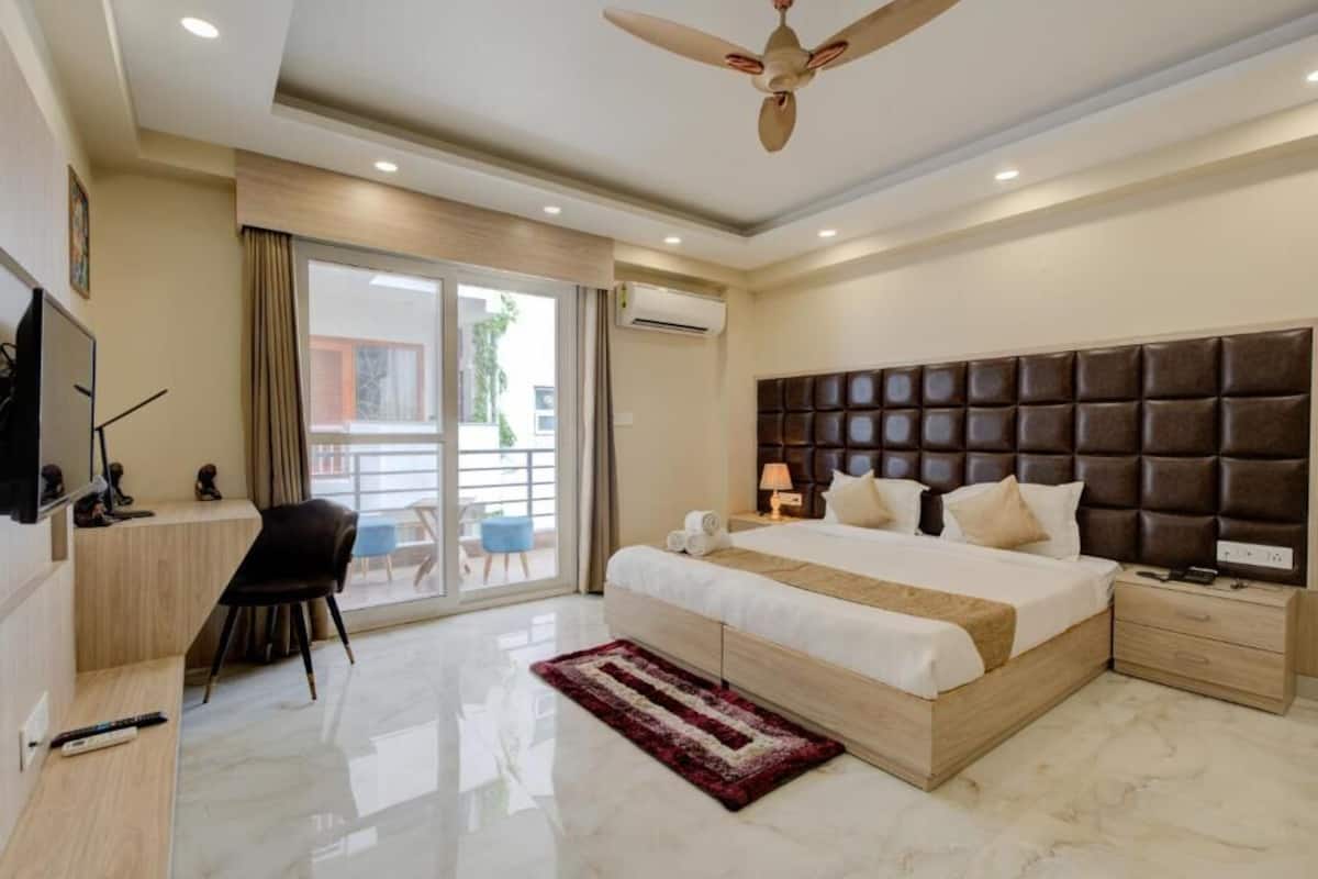 Superior Apartment, Balcony, City View | Desk, laptop workspace, iron/ironing board, bed sheets