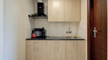 Superior appartement, balkon, uitzicht op de stad | Privékitchenette | Een koelkast, een microgolfoven