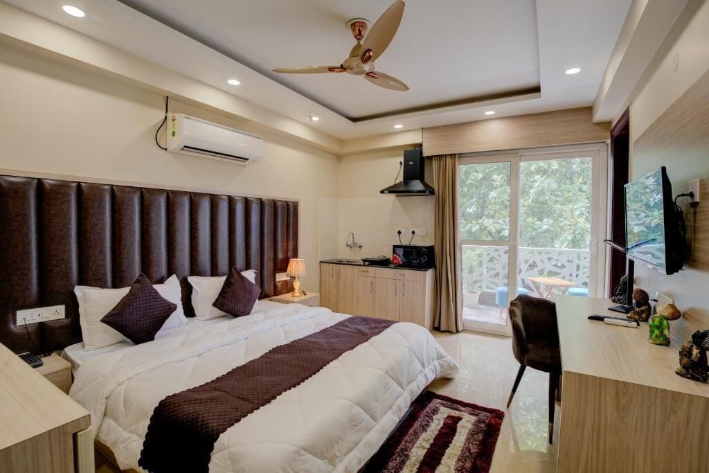 Superior Apartment, Balcony, City View | Desk, laptop workspace, iron/ironing board, bed sheets