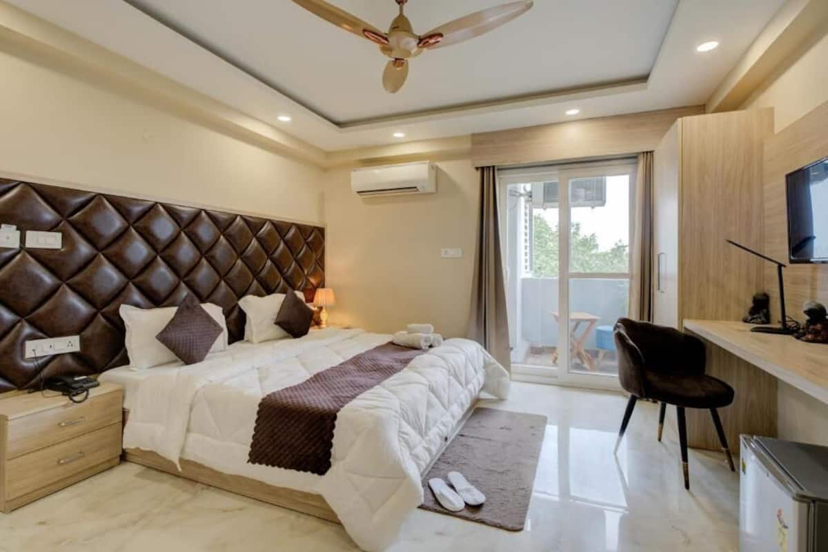 Economy Apartment, Balcony | Desk, laptop workspace, iron/ironing board, bed sheets