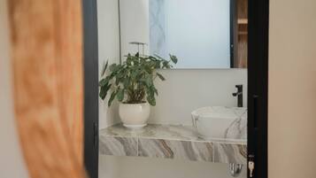 Handuk, sabun, sampo, dan tisu toilet