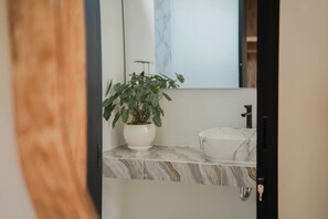 مناشف، صابون، شامبو، ورق حمّام