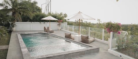 Kolam renang outdoor