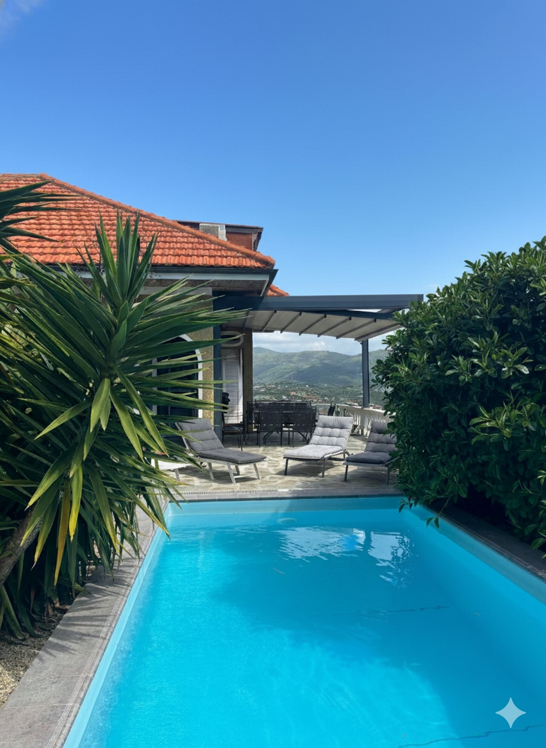 Hồ bơi ngoài trời phục vụ theo mùa 