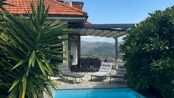 Hồ bơi ngoài trời phục vụ theo mùa