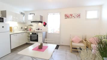 Réfrigérateur, micro-ondes, four, plaque de cuisson