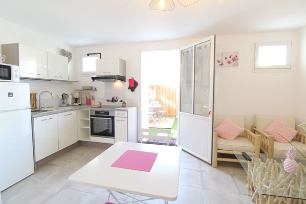 Een koelkast, een magnetron, een oven, een kookplaat