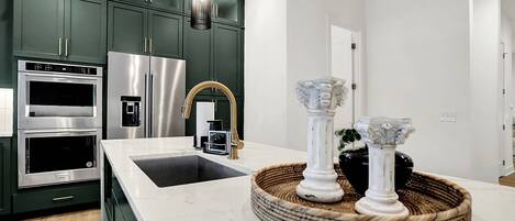 Refrigerador, microondas, horno, placa de cocina