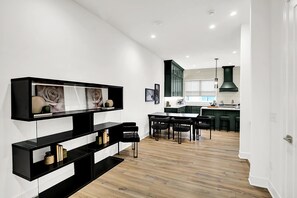 Kylskåp, mikrovågsugn, ugn och spishäll