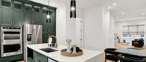 Frigorifero, microonde, forno, piano cottura