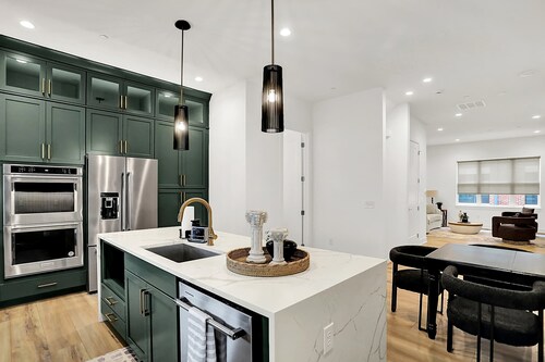 Modern Luxury | Fireplace | Rooftop Deck | Near DT