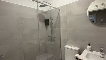 Dusj, håndklær, såpe og sjampo