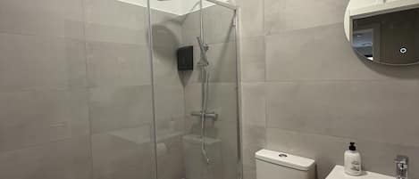 Dusche, HandtĂŒcher, Seife, Shampoo