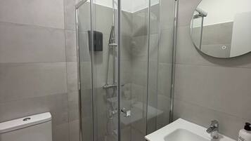 Dusj, håndklær, såpe og sjampo