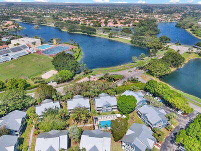 310B - Boca Retreat w/ Pool, Parking, Near Evert Tennis & Shops