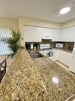 ثلاجة، ميكروويف، فرن، موقد طهي مسطح