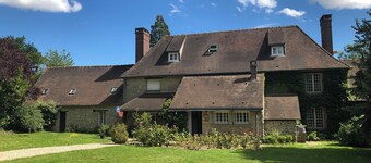 Family home in Vexin, 1 hour from Paris. Sleeps 17.