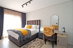 2 soverom, strykejern/-brett og sengetøy