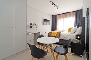 2 habitaciones, tabla de planchar con plancha y ropa de cama