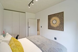 1 bedroom, desk, WiFi