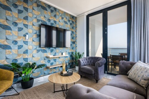 Gorgeous 1007 Quayside by the Sea