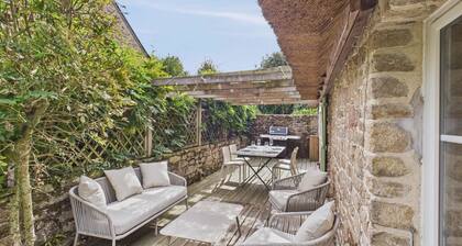 Charming thatched cottage for 6 with garden