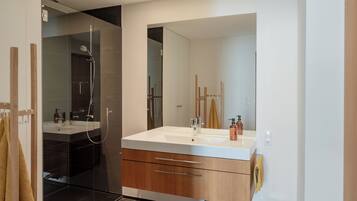 Apartment, Balkon | Badezimmer