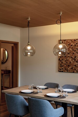 Apartment, Balkon | Wohnbereich | 110-Zoll-Fernseher mit Digitalempfang