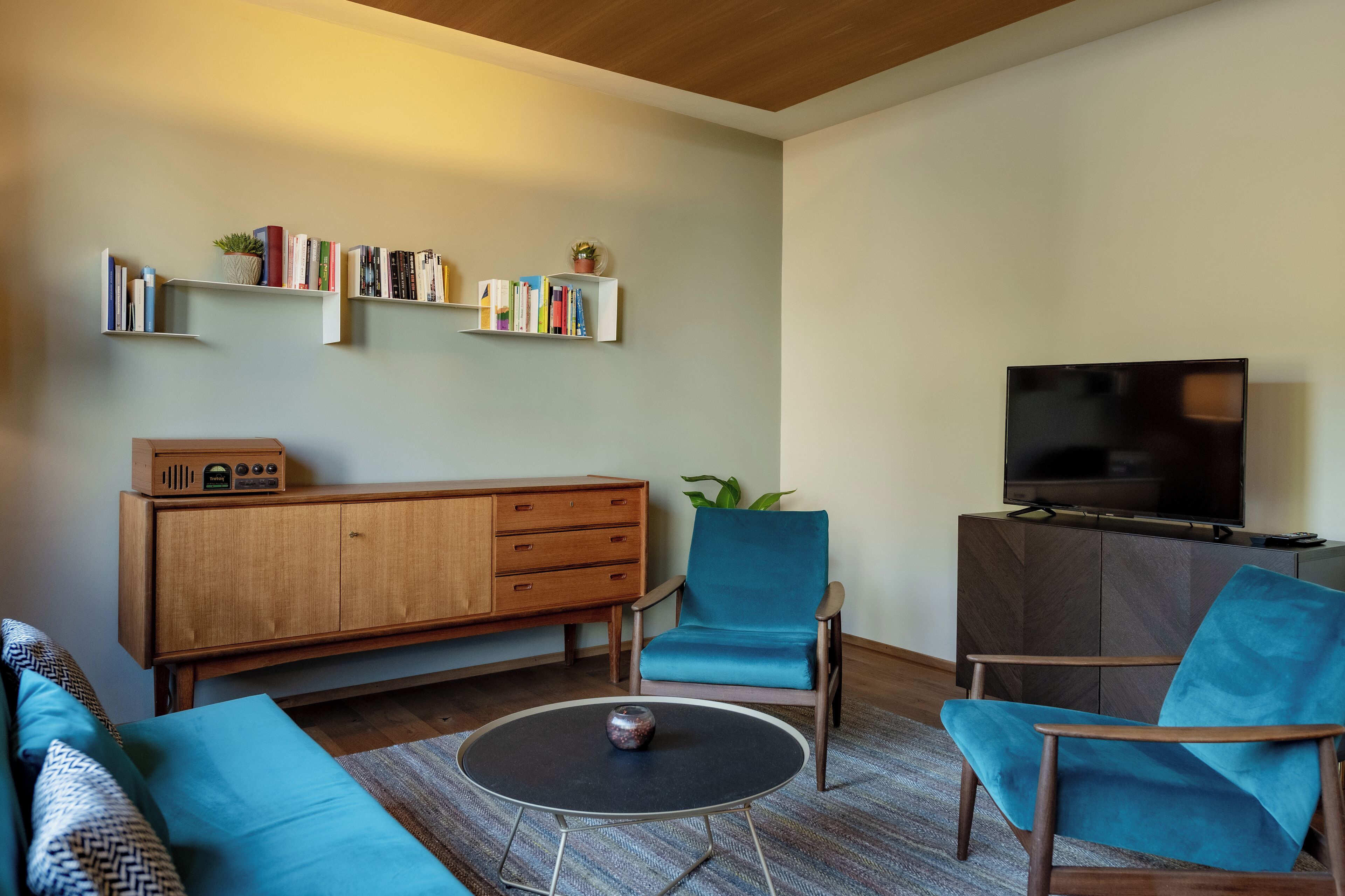 Apartment, Balkon | Wohnbereich | 110-Zoll-Fernseher mit Digitalempfang