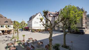 Vista frontal de la propiedad