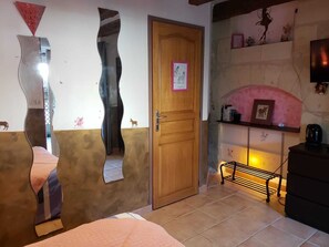 2 عدّة غرف نوم ومكواة/لوح كي وواي فاي وملاءات أسرّة