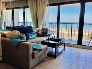 Estúdio, várias camas, sacada, vista para o oceano (Shoreline Studio) | Área de estar