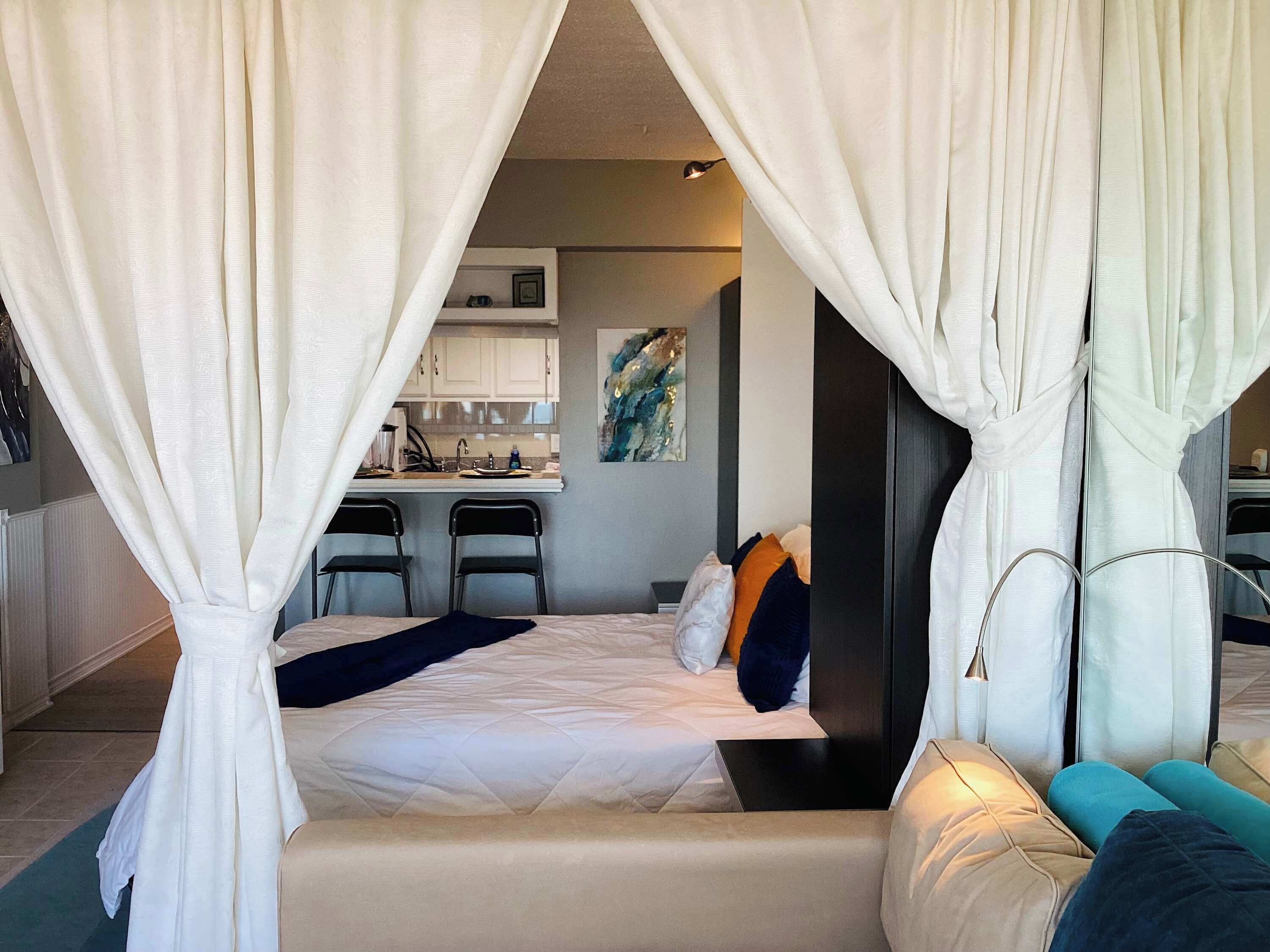 1 habitación, decoración personalizada y muebles diferentes 