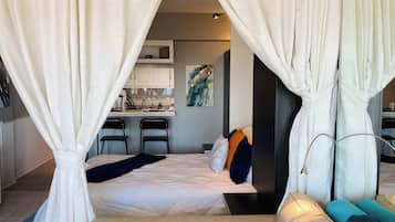 Estudio, varias camas, balcón, vista al océano (Shoreline Studio) | 1 habitación, decoración personalizada y muebles diferentes