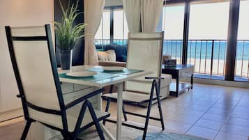 Estudio, varias camas, balcón, vista al océano (Shoreline Studio) | Restaurantes