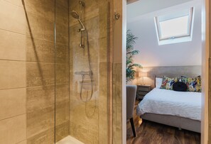 Douche, sèche-cheveux, serviettes fournies, savon