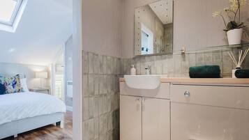 Een douche, een haardroger, handdoeken, zeep