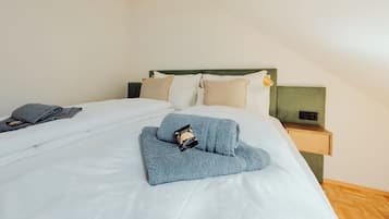 Deluxe-Apartment, Balkon, Blick auf den Innenhof | Zimmersafe, Verdunkelungsvorhänge, Bügeleisen/Bügelbrett