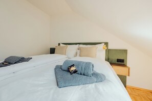 Deluxe-huoneisto, parveke, näköala pihalle | Tallelokero huoneessa, pimennysverhot, silitysrauta/-lauta