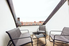 Deluxe-huoneisto, parveke, piha-alue | Näkymä parvekkeelta