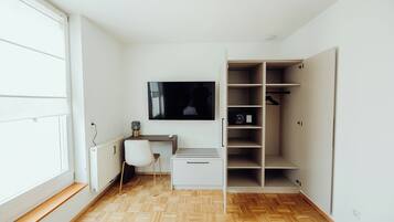 家庭公寓, 阳台, 庭院景观 | 客房内保险箱、遮光窗帘、熨斗/熨板、免费 WiFi