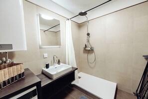 Appartement Deluxe, balcon, cÎté cour intérieure | Salle de bain