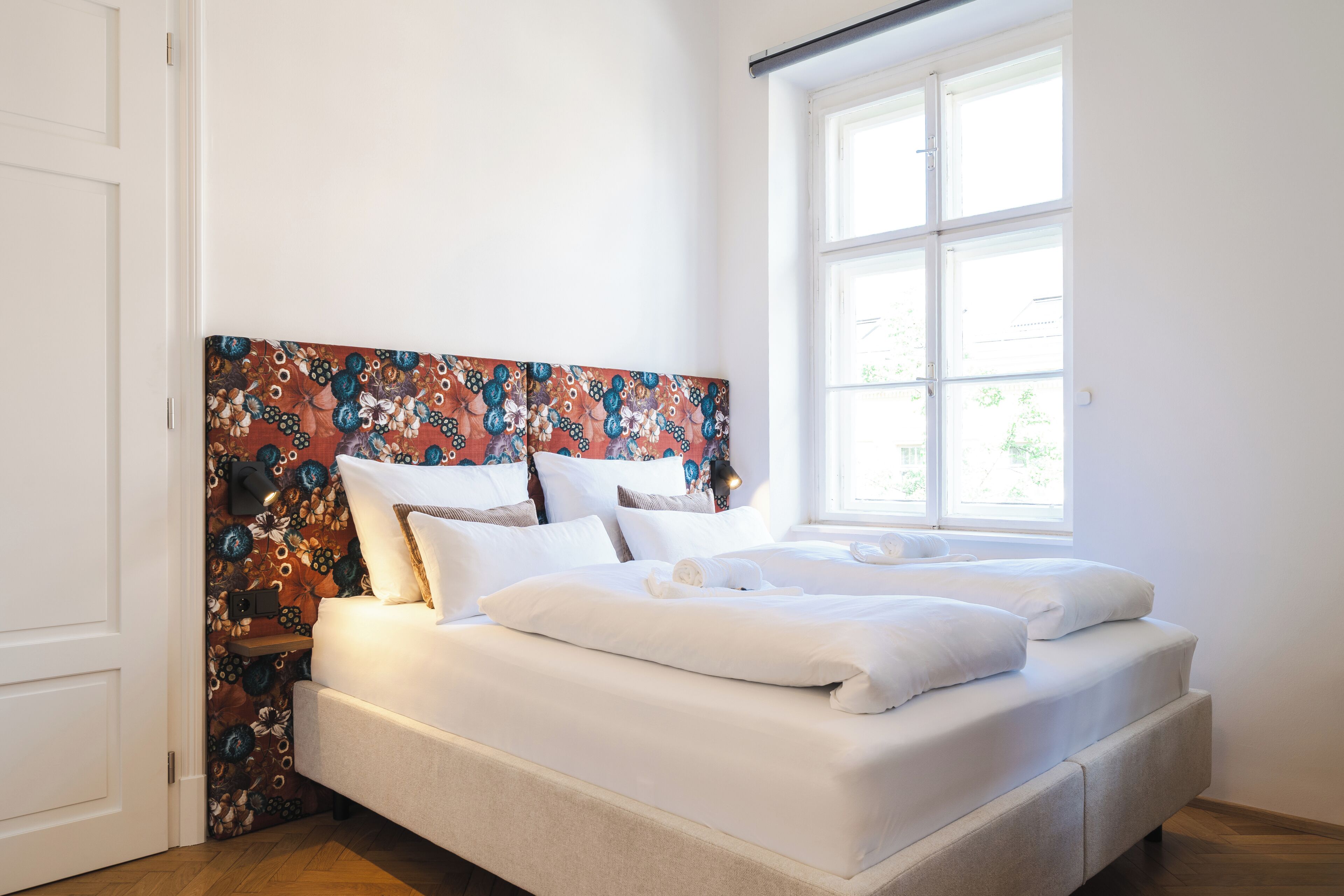 Luksusstudio, kaupunkinäköala | Tallelokero huoneessa, pimennysverhot, silitysrauta/-lauta