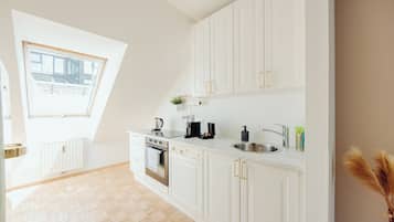 Deluxe-Apartment, Balkon, Blick auf den Innenhof | Eigene Küche